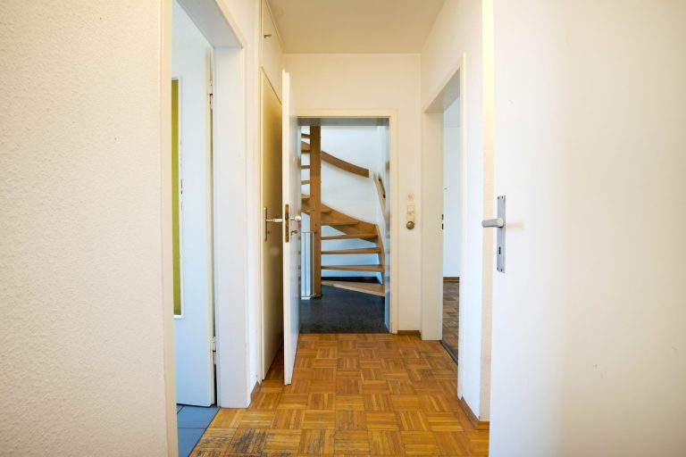 Immobilienangebot - Düsseldorf - Alle - Wersten: sanierungsbedürftiges Zweifamilienhaus mit Terrasse, Garten und Balkon in ruhiger Lage!