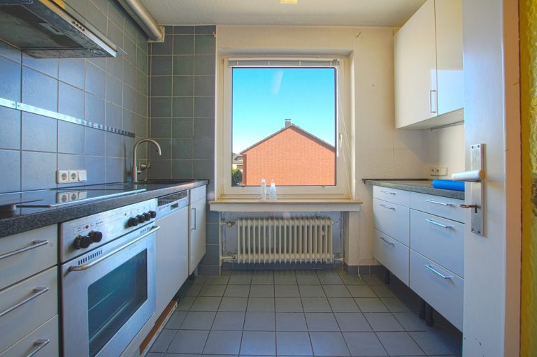 Immobilienangebot - Düsseldorf - Alle - Wersten: sanierungsbedürftiges Zweifamilienhaus mit Terrasse, Garten und Balkon in ruhiger Lage!
