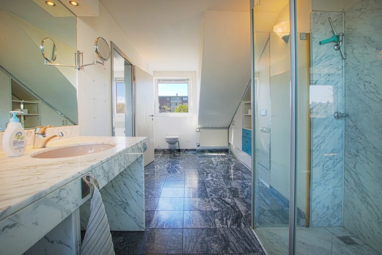 Immobilienangebot - Düsseldorf - Alle - Wersten: sanierungsbedürftiges Zweifamilienhaus mit Terrasse, Garten und Balkon in ruhiger Lage!