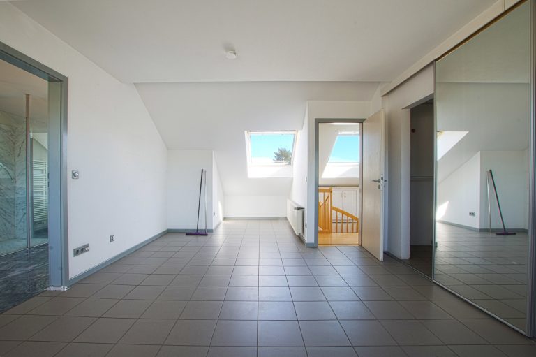 Immobilienangebot - Düsseldorf - Alle - Wersten: sanierungsbedürftiges Zweifamilienhaus mit Terrasse, Garten und Balkon in ruhiger Lage!