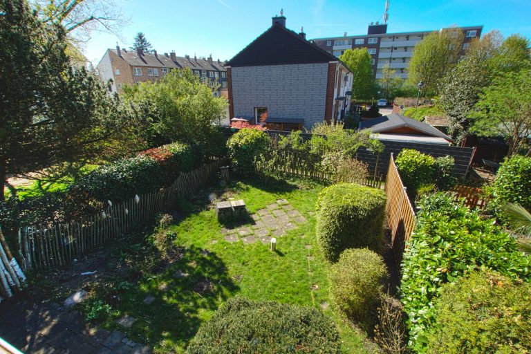 Immobilienangebot - Düsseldorf - Alle - Wersten: sanierungsbedürftiges Zweifamilienhaus mit Terrasse, Garten und Balkon in ruhiger Lage!