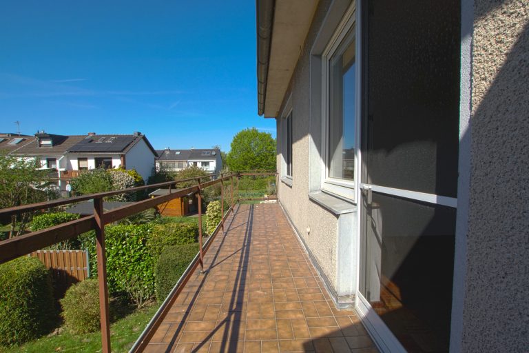 Immobilienangebot - Düsseldorf - Alle - Wersten: sanierungsbedürftiges Zweifamilienhaus mit Terrasse, Garten und Balkon in ruhiger Lage!