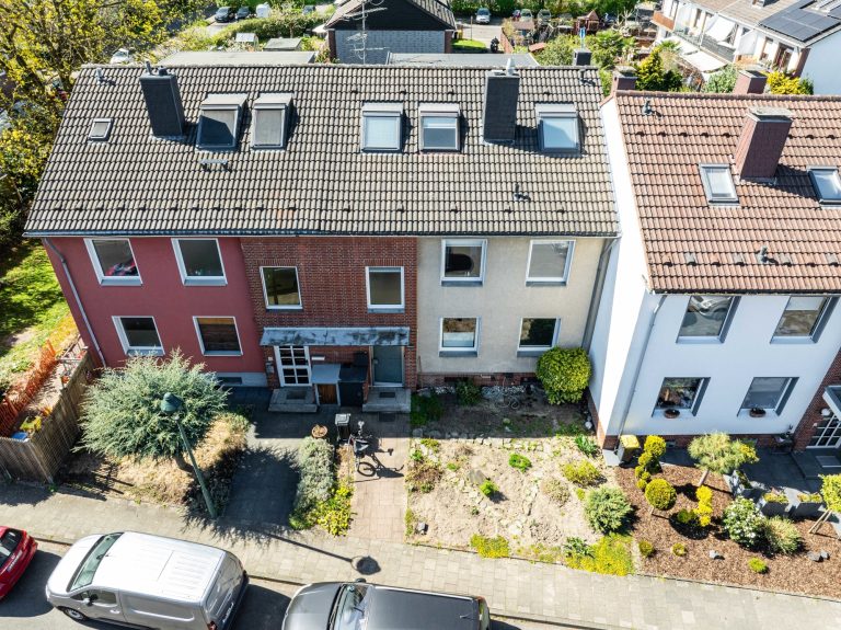 Immobilienangebot - Düsseldorf - Alle - Sanierungsobjekt in Wersten mit viel Potenzial: 2-Familienhaus mit Garten & Balkon in ruhiger Gegend