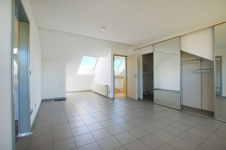 Immobilienangebot - Düsseldorf - Alle - Sanierungsobjekt in Wersten mit viel Potenzial: 2-Familienhaus mit Garten & Balkon in ruhiger Gegend
