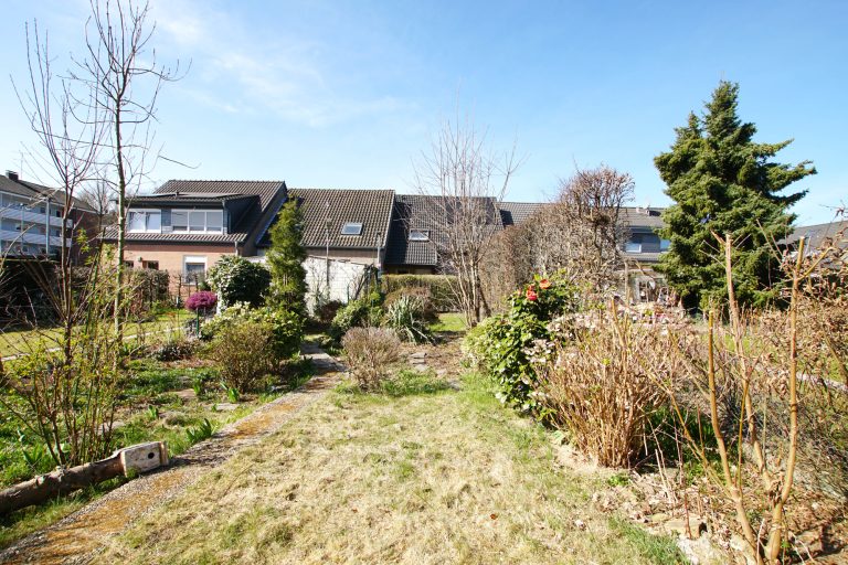Immobilienangebot - Düsseldorf - Alle - Garath: geräumiges Einfamilienhaus mit großem Garten und Garagenstellplatz in ruhiger Lage