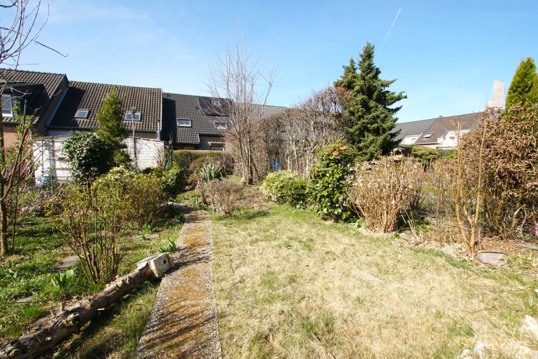 Immobilienangebot - Düsseldorf - Alle - Garath: geräumiges Einfamilienhaus mit großem Garten und Garagenstellplatz in ruhiger Lage