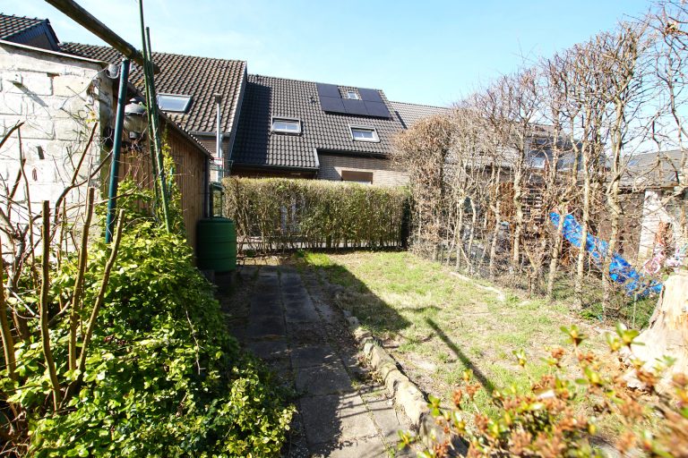 Immobilienangebot - Düsseldorf - Alle - Garath: geräumiges Einfamilienhaus mit großem Garten und Garagenstellplatz in ruhiger Lage