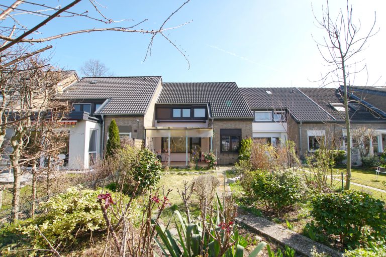 Immobilienangebot - Düsseldorf - Alle - Garath: geräumiges Einfamilienhaus mit großem Garten und Garagenstellplatz in ruhiger Lage