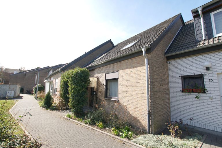 Immobilienangebot - Düsseldorf - Alle - Garath: geräumiges Einfamilienhaus mit großem Garten und Garagenstellplatz in ruhiger Lage
