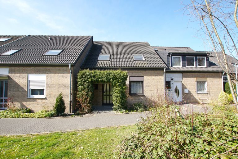 Immobilienangebot - Düsseldorf - Alle - Garath: geräumiges Einfamilienhaus mit großem Garten und Garagenstellplatz in ruhiger Lage