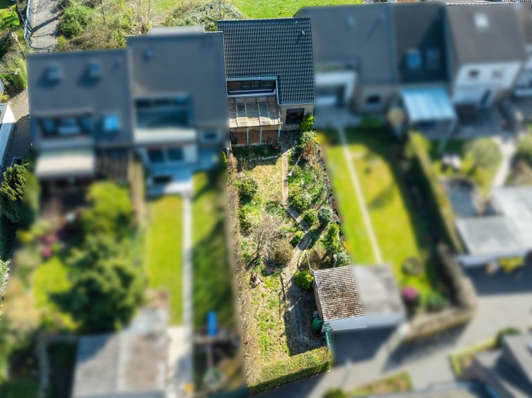 Immobilienangebot - Düsseldorf - Alle - Garath: geräumiges Einfamilienhaus mit großem Garten und Garagenstellplatz in ruhiger Lage