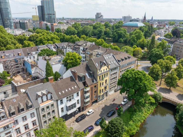Immobilienangebot - Düsseldorf / Altstadt - Alle - Carlstadt: Charmante 3,5-Zimmer-Altbauwohnung mit Blick auf den Spee’schen Graben in zentraler Lage