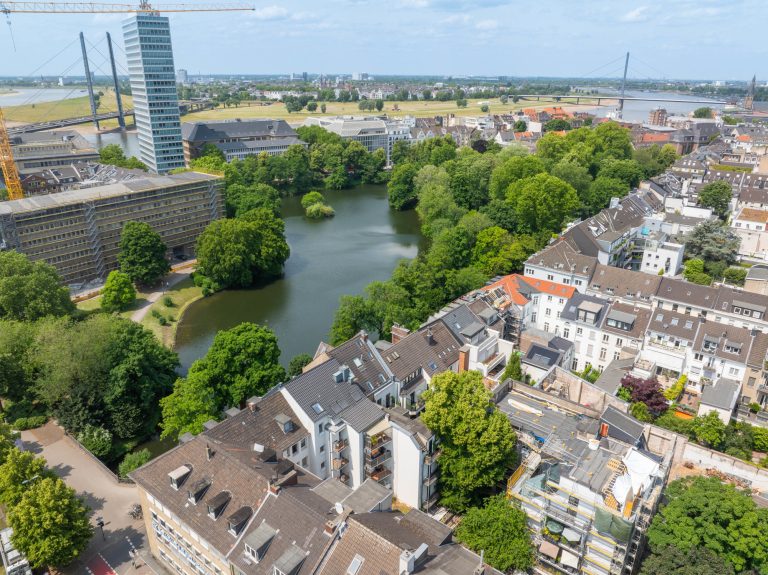 Immobilienangebot - Düsseldorf / Altstadt - Alle - Carlstadt: Charmante 3,5-Zimmer-Altbauwohnung mit Blick auf den Spee’schen Graben in zentraler Lage