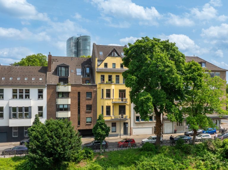 Immobilienangebot - Düsseldorf / Altstadt - Alle - Carlstadt: Charmante 3,5-Zimmer-Altbauwohnung mit Blick auf den Spee’schen Graben in zentraler Lage