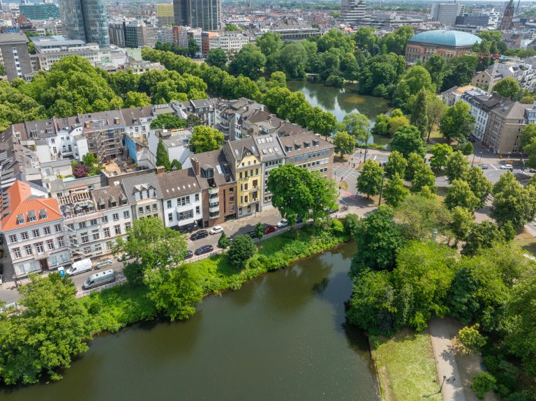 Immobilienangebot - Düsseldorf / Altstadt - Alle - Carlstadt: Charmante 3,5-Zimmer-Altbauwohnung mit Blick auf den Spee’schen Graben in zentraler Lage