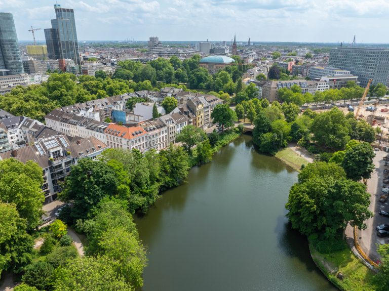 Immobilienangebot - Düsseldorf / Altstadt - Alle - Carlstadt: Charmante 3,5-Zimmer-Altbauwohnung mit Blick auf den Spee’schen Graben in zentraler Lage