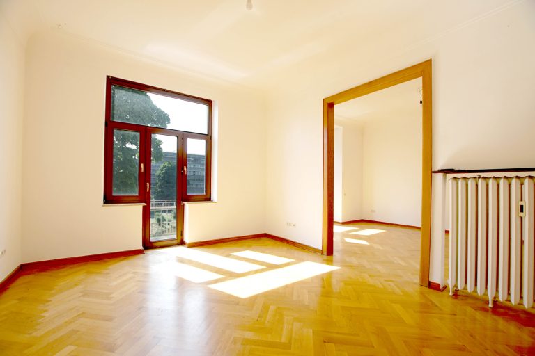Immobilienangebot - Düsseldorf / Altstadt - Alle - Carlstadt: Charmante 3,5-Zimmer-Altbauwohnung mit Blick auf den Spee’schen Graben in zentraler Lage