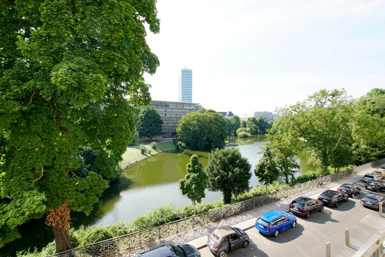 Immobilienangebot - Düsseldorf / Altstadt - Alle - Carlstadt: Charmante 3,5-Zimmer-Altbauwohnung mit Blick auf den Spee’schen Graben in zentraler Lage