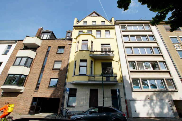 Immobilienangebot - Düsseldorf / Altstadt - Alle - Carlstadt: Charmante 3,5-Zimmer-Altbauwohnung mit Blick auf den Spee’schen Graben in zentraler Lage