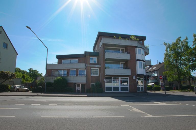 Immobilienangebot - Ratingen - Alle - Ratingen-Mitte: großzügige 4-Zimmerwohnung mit 2 Balkonen und Garage in zentraler Lage!