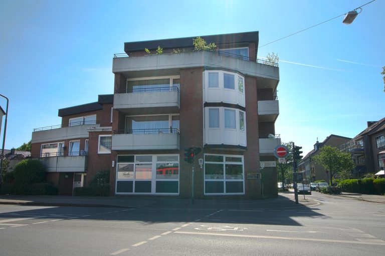 Immobilienangebot - Ratingen - Alle - Ratingen-Mitte: großzügige 4-Zimmerwohnung mit 2 Balkonen und Garage in zentraler Lage!