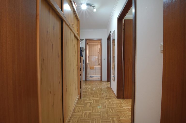 Immobilienangebot - Ratingen - Alle - Ratingen-Mitte: großzügige 4-Zimmerwohnung mit 2 Balkonen und Garage in zentraler Lage!