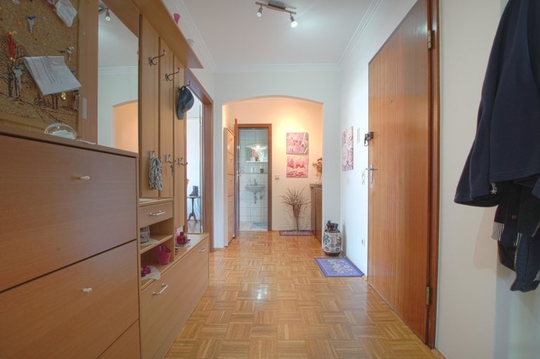 Immobilienangebot - Ratingen - Alle - Ratingen-Mitte: großzügige 4-Zimmerwohnung mit 2 Balkonen und Garage in zentraler Lage!