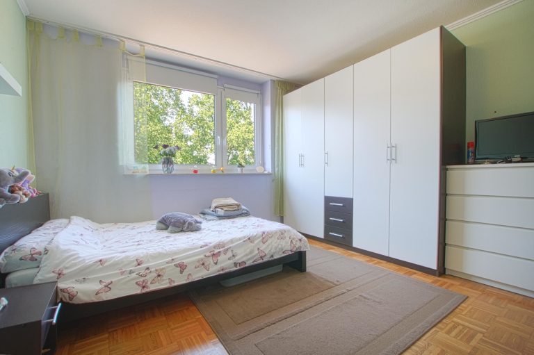 Immobilienangebot - Ratingen - Alle - Ratingen-Mitte: großzügige 4-Zimmerwohnung mit 2 Balkonen und Garage in zentraler Lage!