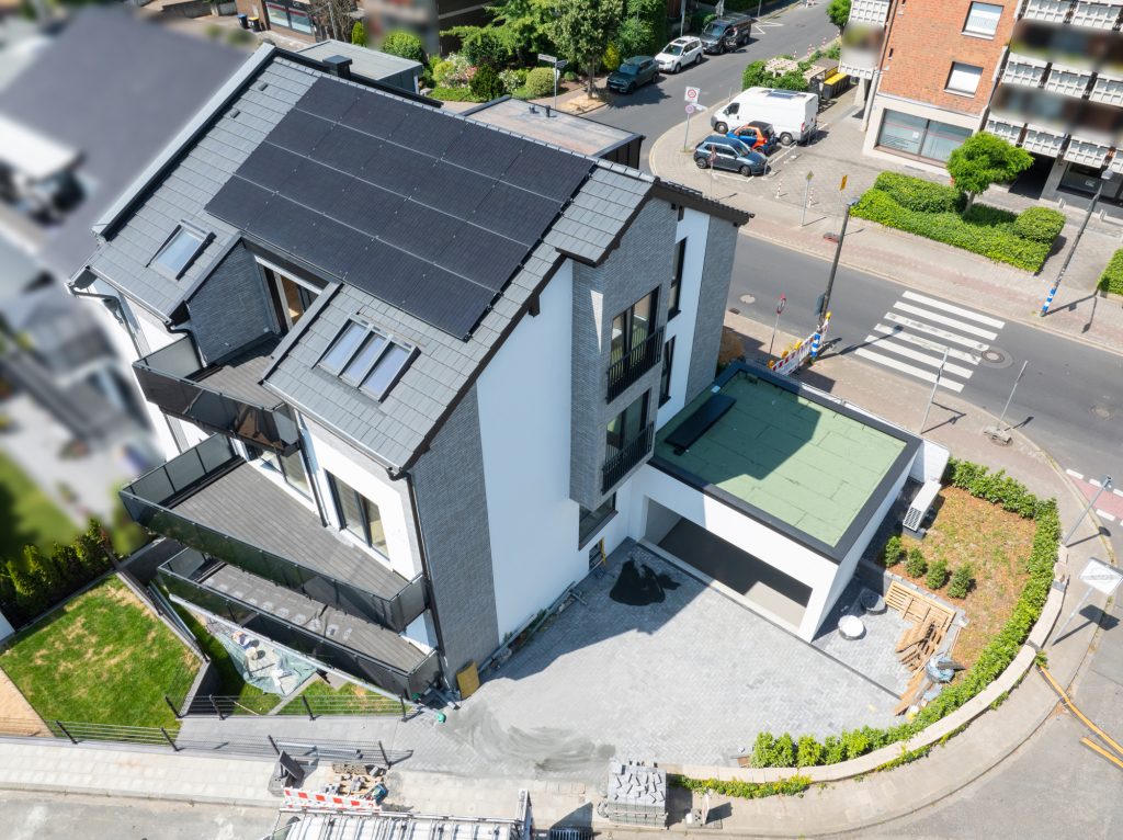 Seitenansicht Drohnenaufnahme eines Neubauprojekts betreut durch duesselraum immobilien