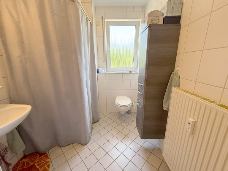 Immobilienangebot - Düsseldorf - Alle - Holthausen: Kapitalanlage mit Perspektive -gut vermietete 2-Zimmerwohnung mit Balkon in ruhiger Lage