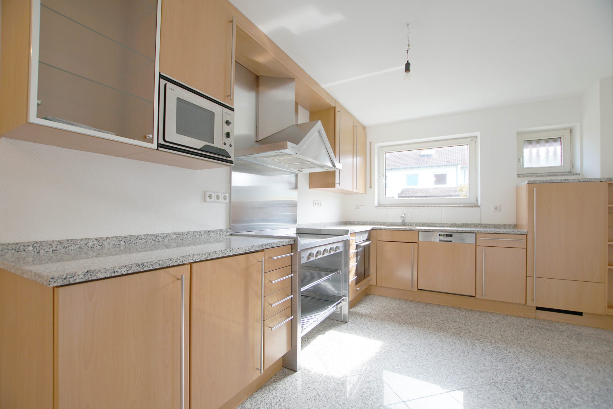 Immobilienangebot - Düsseldorf - Alle - Düsseldorf-Lichtenbroich: gepflegtes Reihenmittelhaus mit Garten und Garage in ruhiger Lage