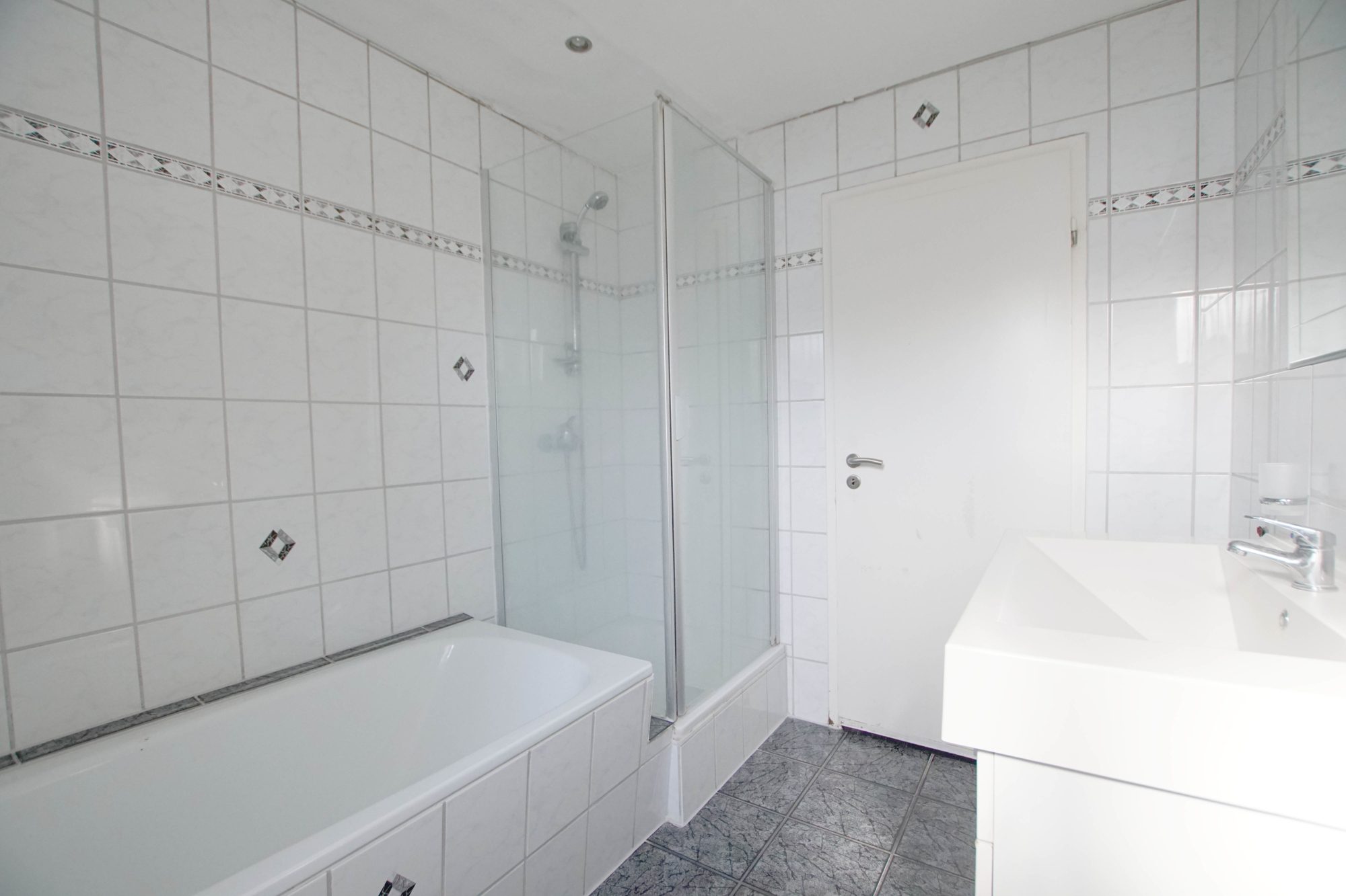 Immobilienangebot - Düsseldorf - Alle - Düsseldorf-Lichtenbroich: gepflegtes Reihenmittelhaus mit Garten und Garage in ruhiger Lage