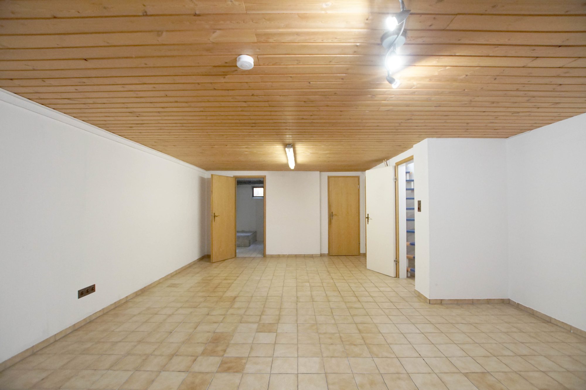 Immobilienangebot - Düsseldorf - Alle - Düsseldorf-Lichtenbroich: gepflegtes Reihenmittelhaus mit Garten und Garage in ruhiger Lage