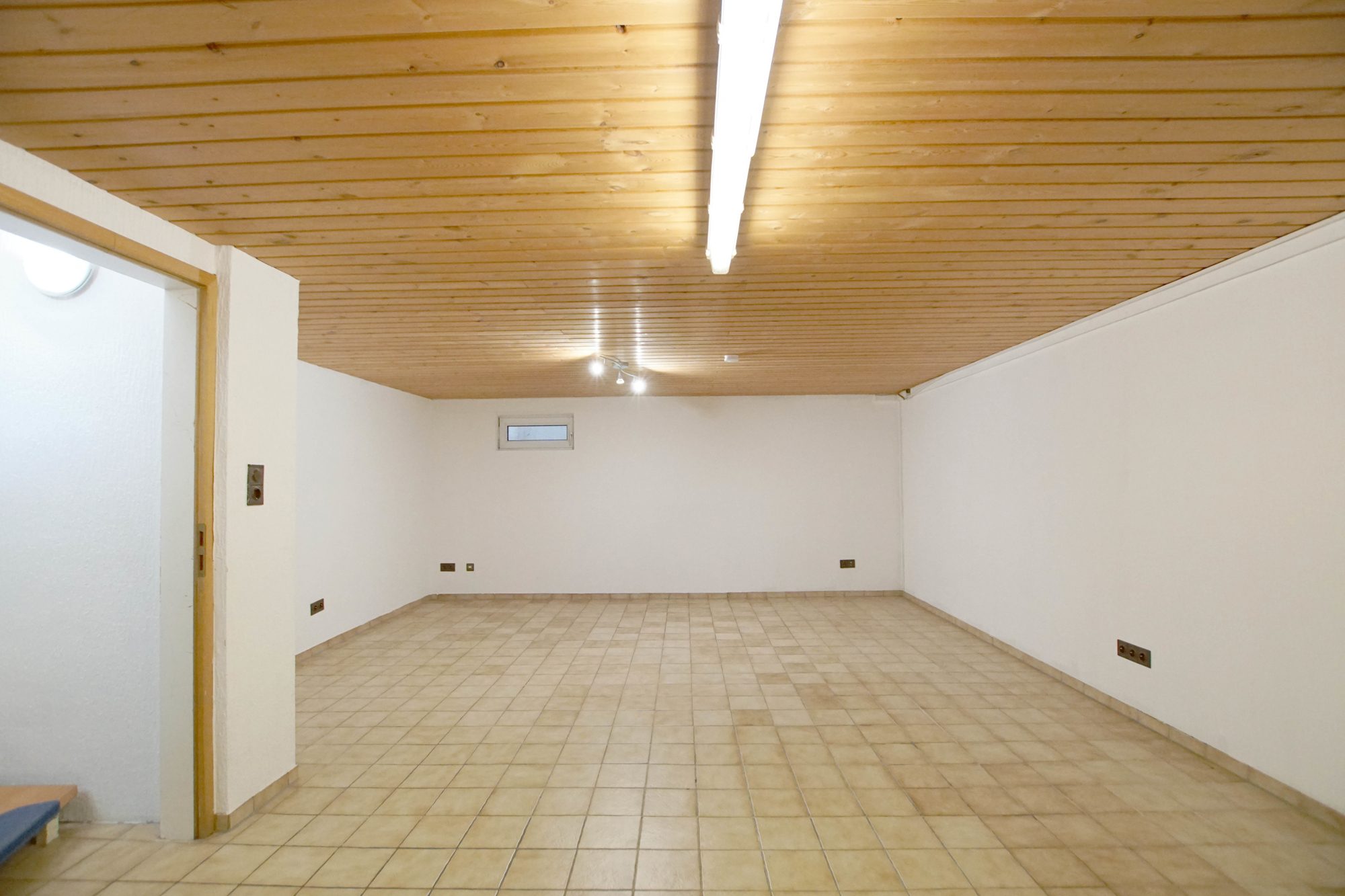 Immobilienangebot - Düsseldorf - Alle - Düsseldorf-Lichtenbroich: gepflegtes Reihenmittelhaus mit Garten und Garage in ruhiger Lage