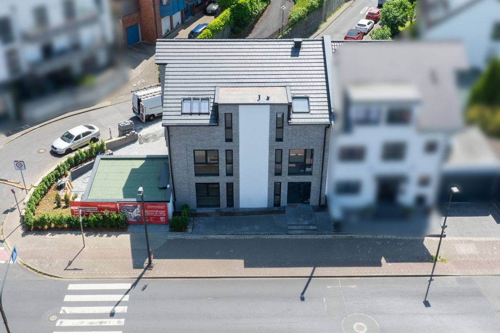 Frontansicht Drohnenaufnahme eines Neubauprojekts bereut durch duesselraum immobilien OHG