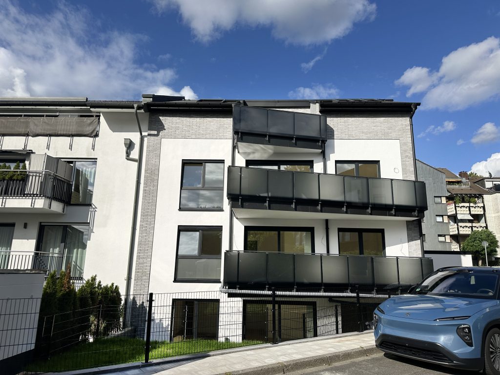Foto Rückansicht eines Neubauprojekts in der Vermarktung bei duesselraum immobilien OHG