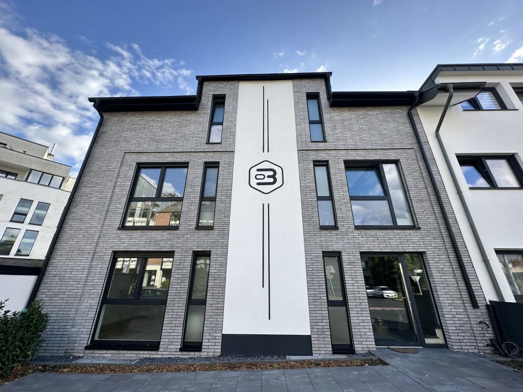 Foto Frontansicht eines Neubauprojekts in der Vermarktung bei duesselraum immobilien OHG