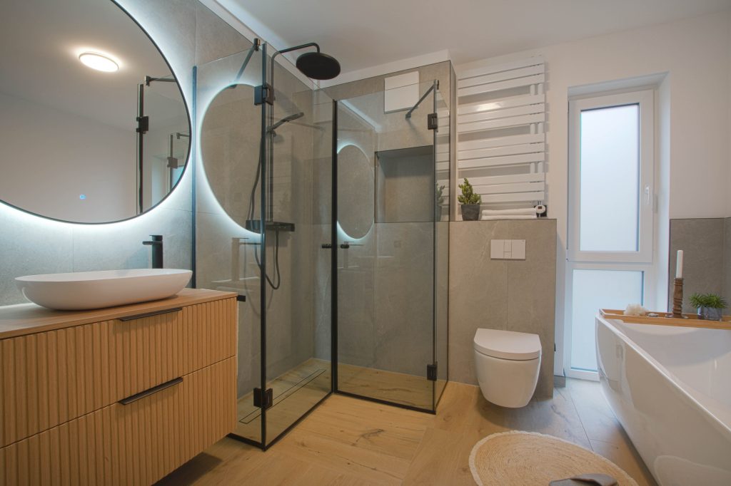 Badezimmer mit großer Dusche, Badewanne und Waschmaschinenanschluss