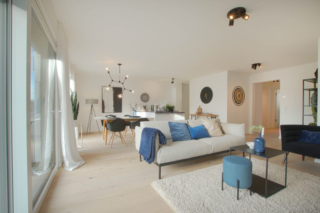 Wohnzimmer mit Blick auf die offene Küche mit Kochinsel