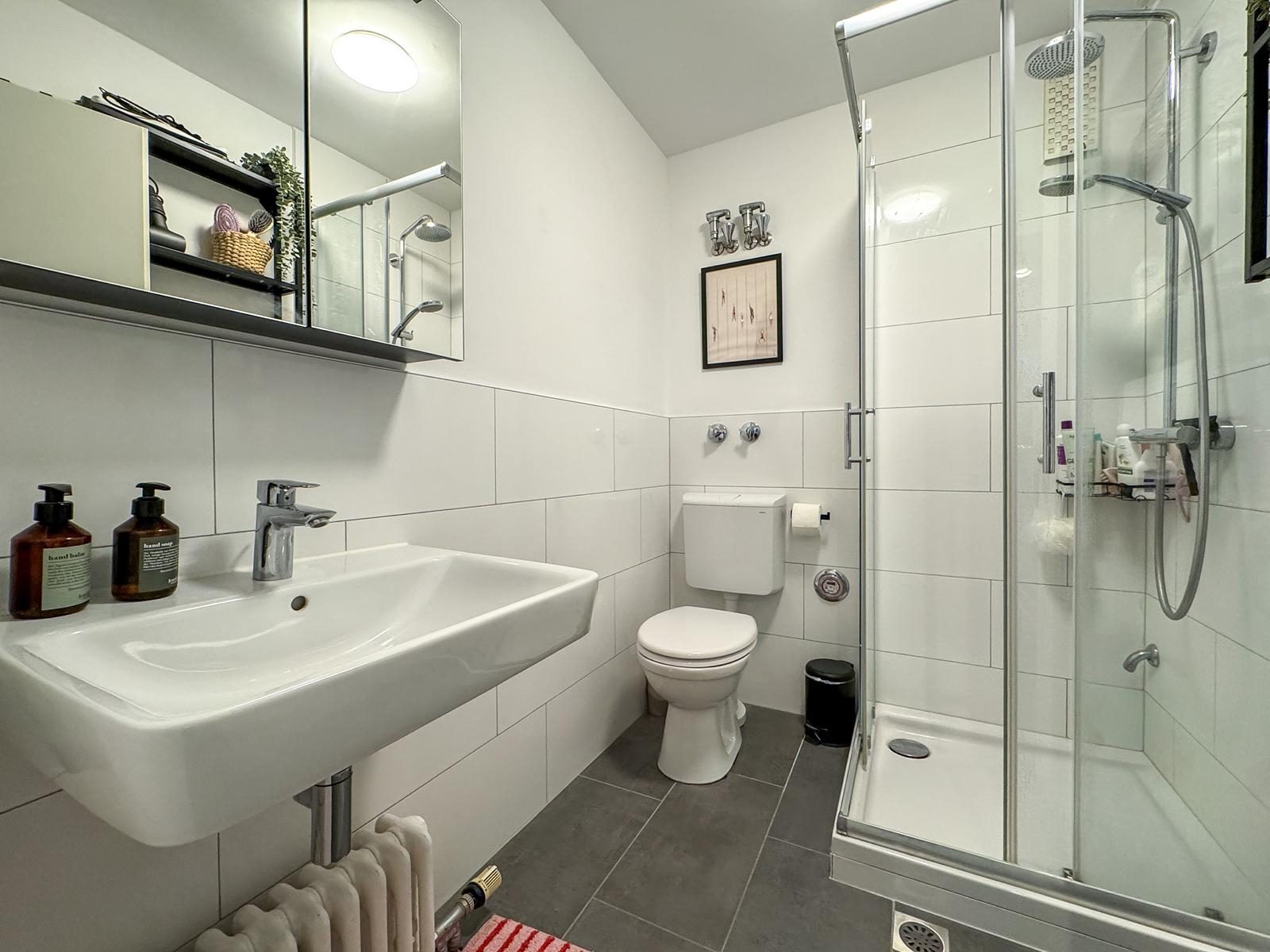 Immobilienangebot - Düsseldorf - Alle - Unterbilk: 2 Zimmer Dachgeschosswohnung - modern und gut vermietet