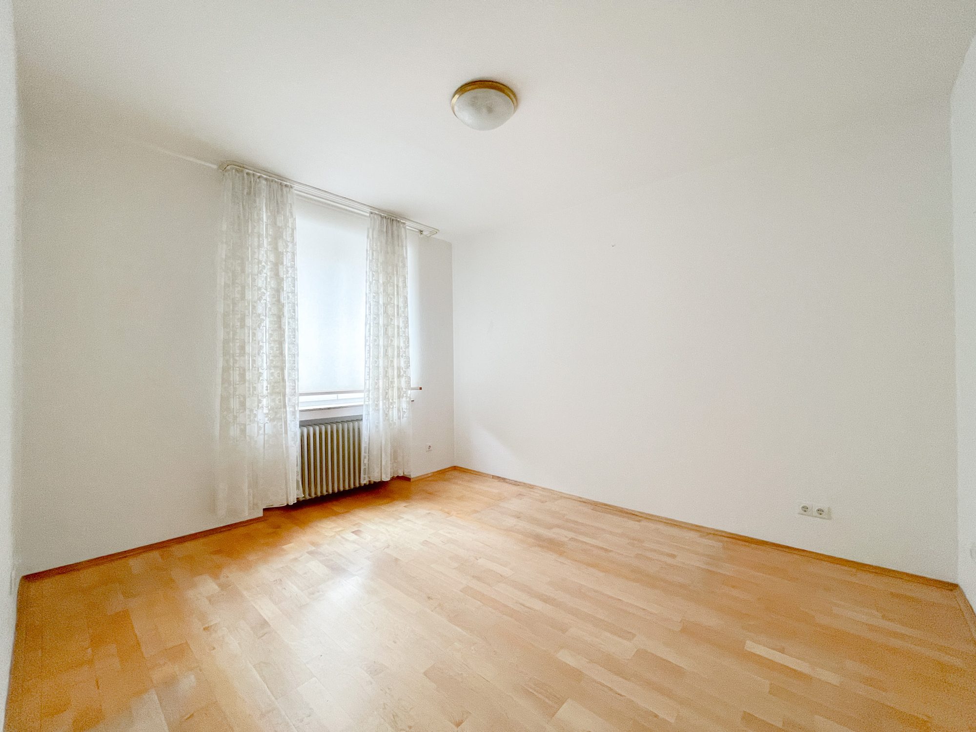 Immobilienangebot - Düsseldorf - Alle - Friedrichstadt: gut geschnittene 3-Zimmerwohnung mit Aufzug und Balkon in beliebter Lage