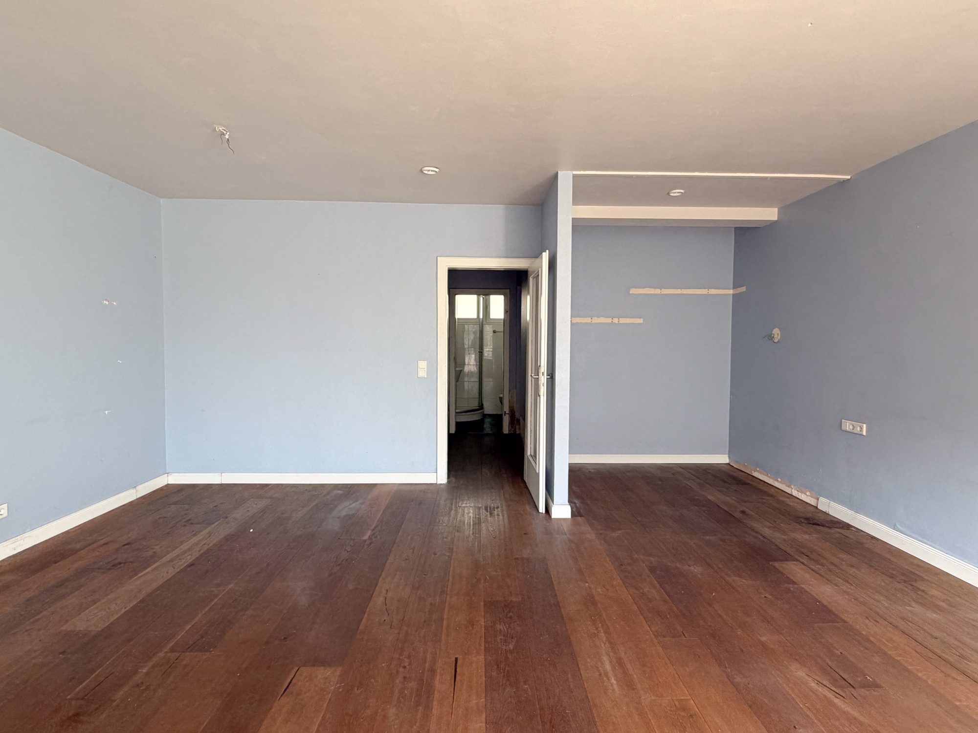 Immobilienangebot - Düsseldorf - Alle - Golzheim: Frühling im neuen Zuhause - sanierungsbedürftige 1-Zimmer-Wohnung mit Südbalkon!