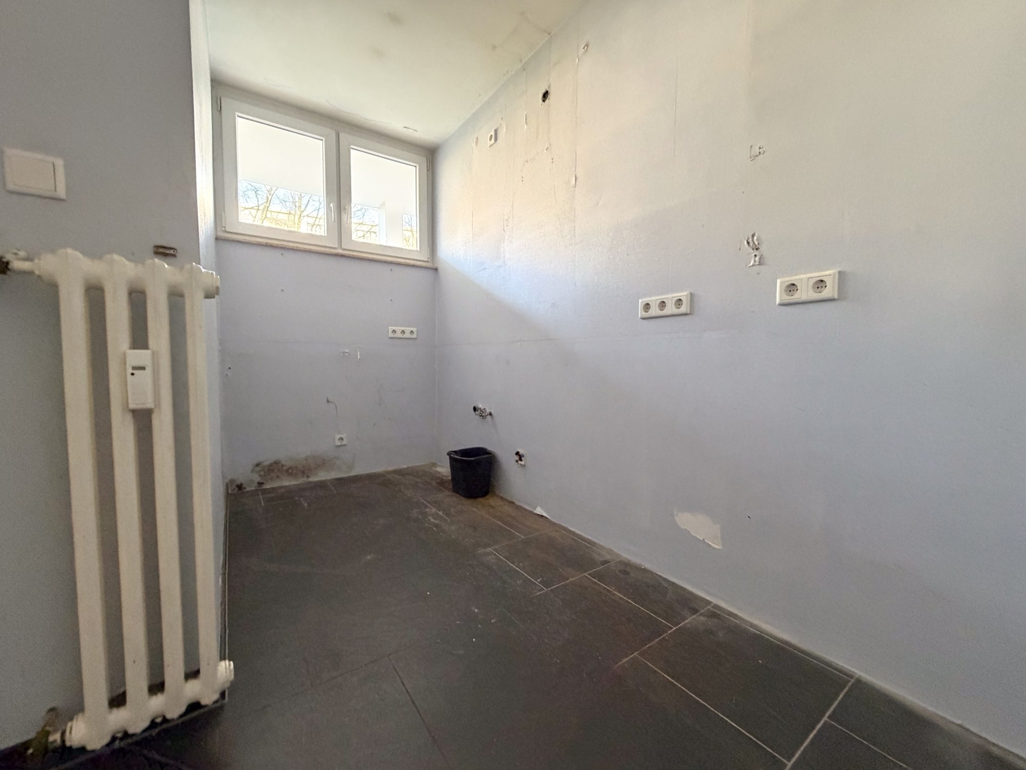 Immobilienangebot - Düsseldorf - Alle - Golzheim: Frühling im neuen Zuhause - sanierungsbedürftige 1-Zimmer-Wohnung mit Südbalkon!