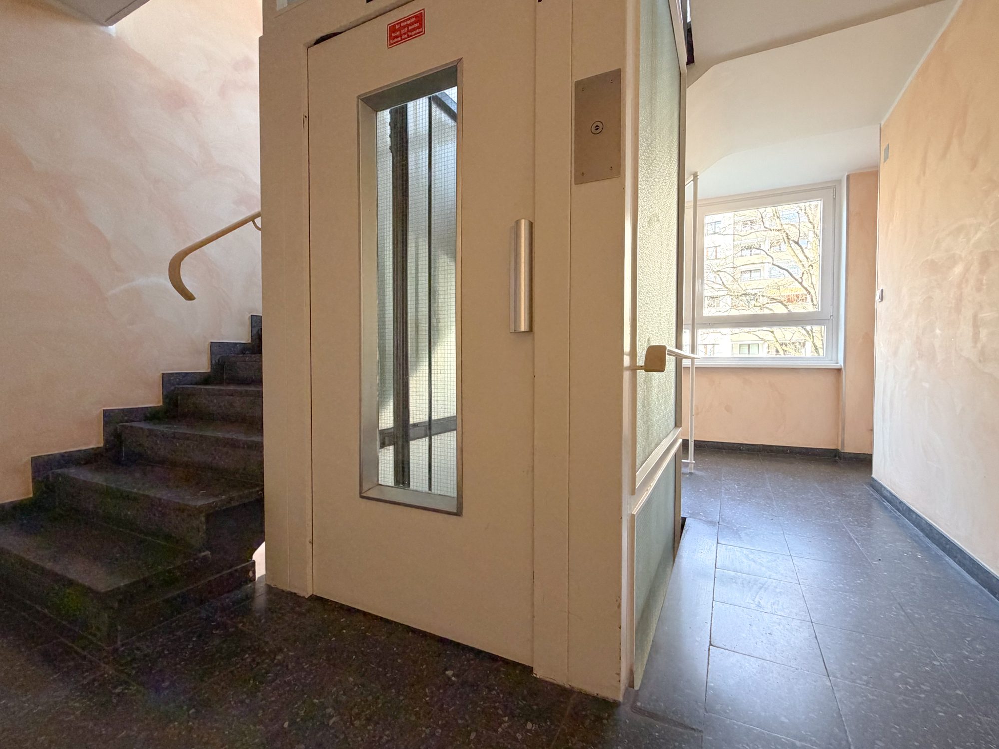 Immobilienangebot - Düsseldorf - Alle - Golzheim: Frühling im neuen Zuhause - sanierungsbedürftige 1-Zimmer-Wohnung mit Südbalkon!