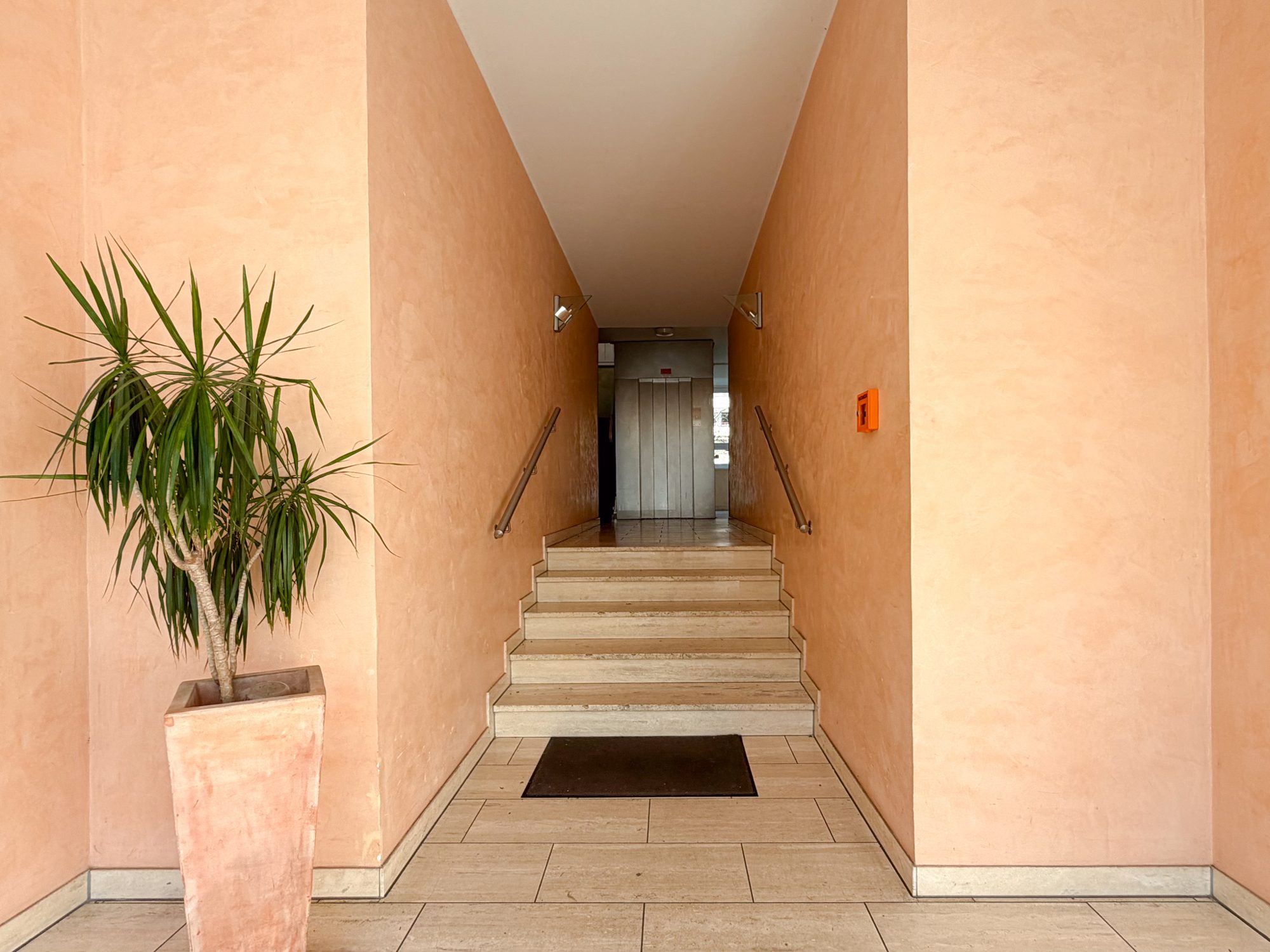 Immobilienangebot - Düsseldorf - Alle - Golzheim: Frühling im neuen Zuhause - sanierungsbedürftige 1-Zimmer-Wohnung mit Südbalkon!