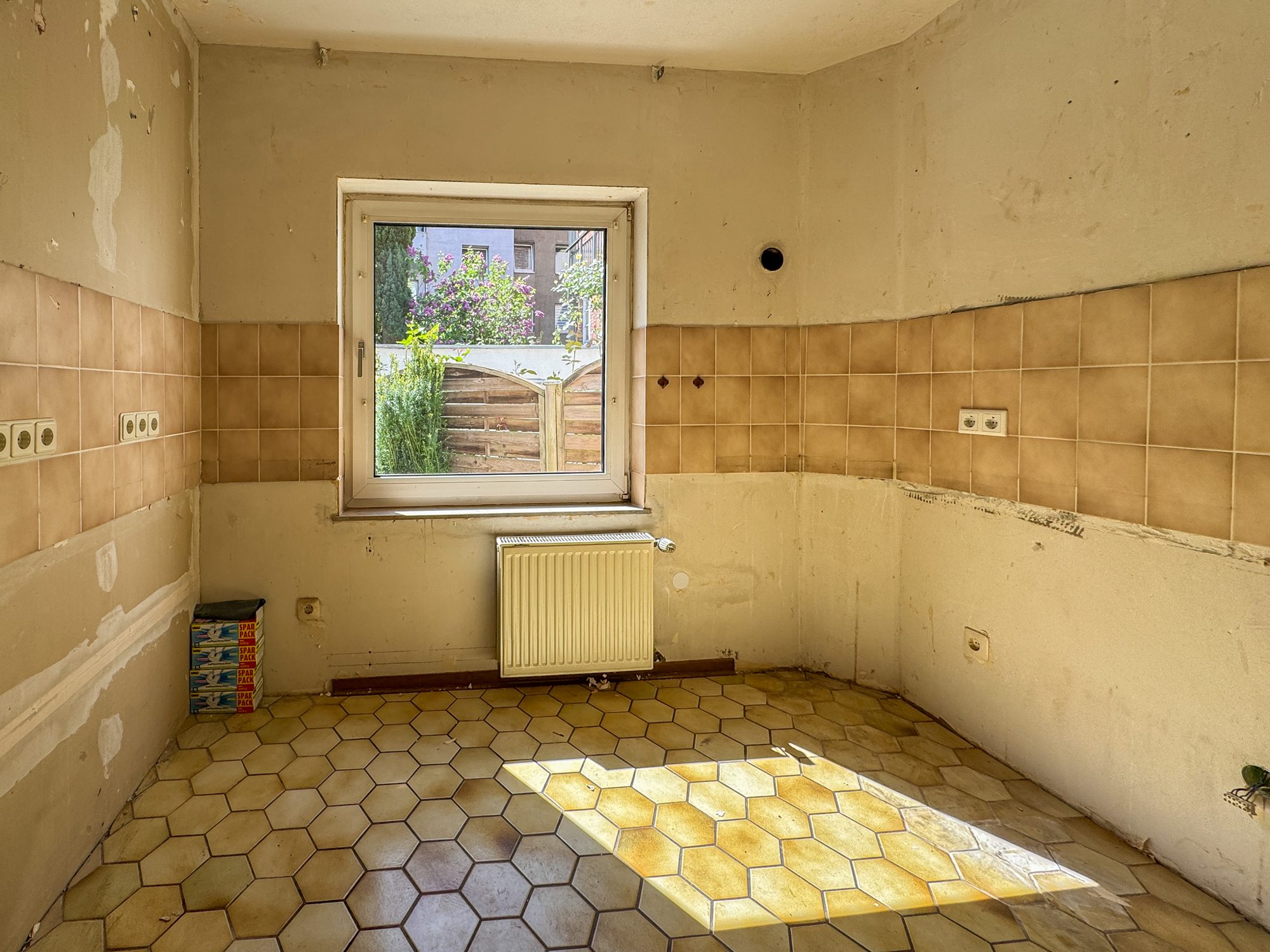 Immobilienangebot - Düsseldorf / Derendorf - Alle - Derendorf: Ihr neues Zuhause mit Gartenidylle – individuelle 2-Ebenen-Wohnung mit Potenzial