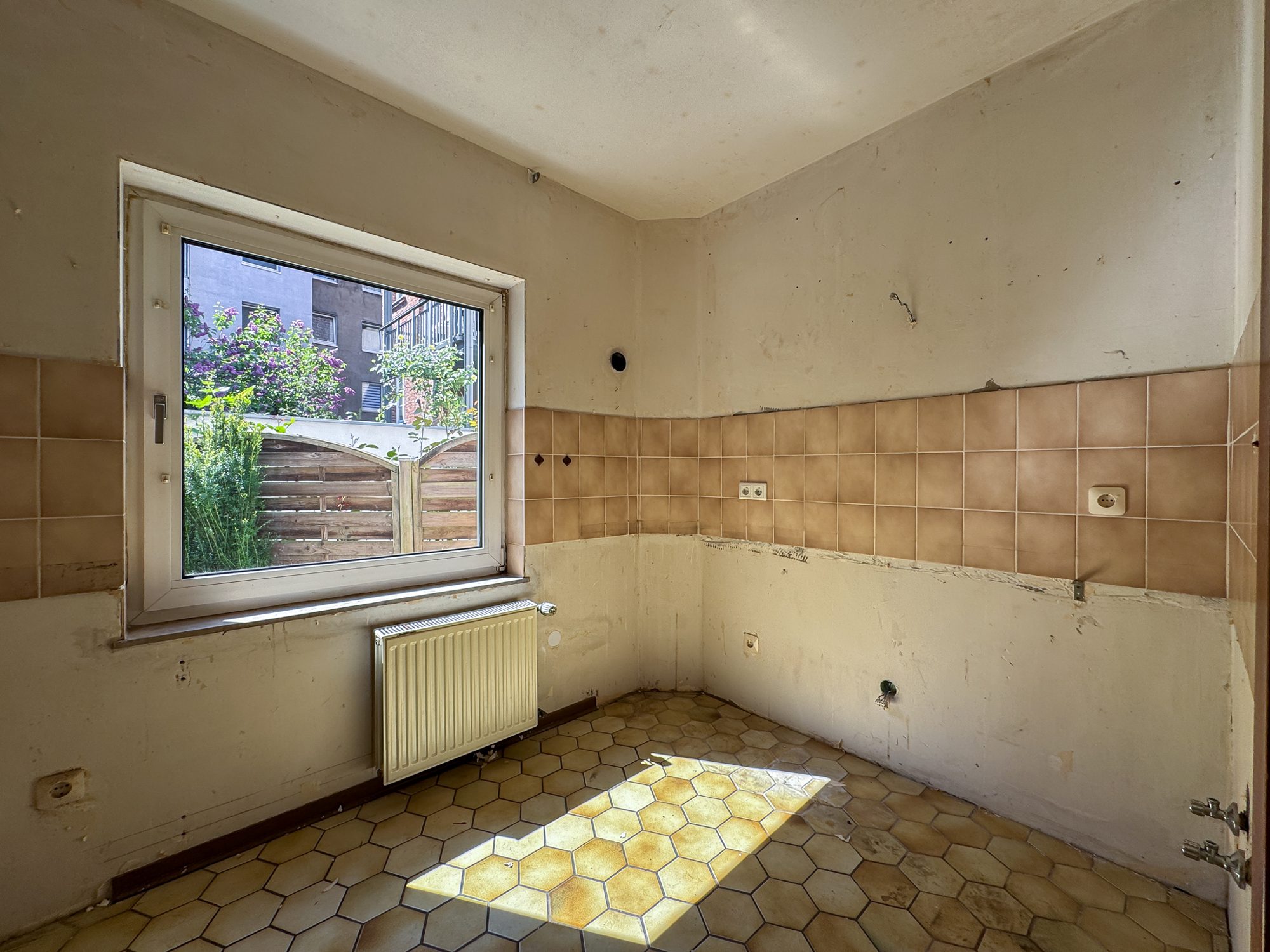 Immobilienangebot - Düsseldorf / Derendorf - Alle - Derendorf: Ihr neues Zuhause mit Gartenidylle – individuelle 2-Ebenen-Wohnung mit Potenzial