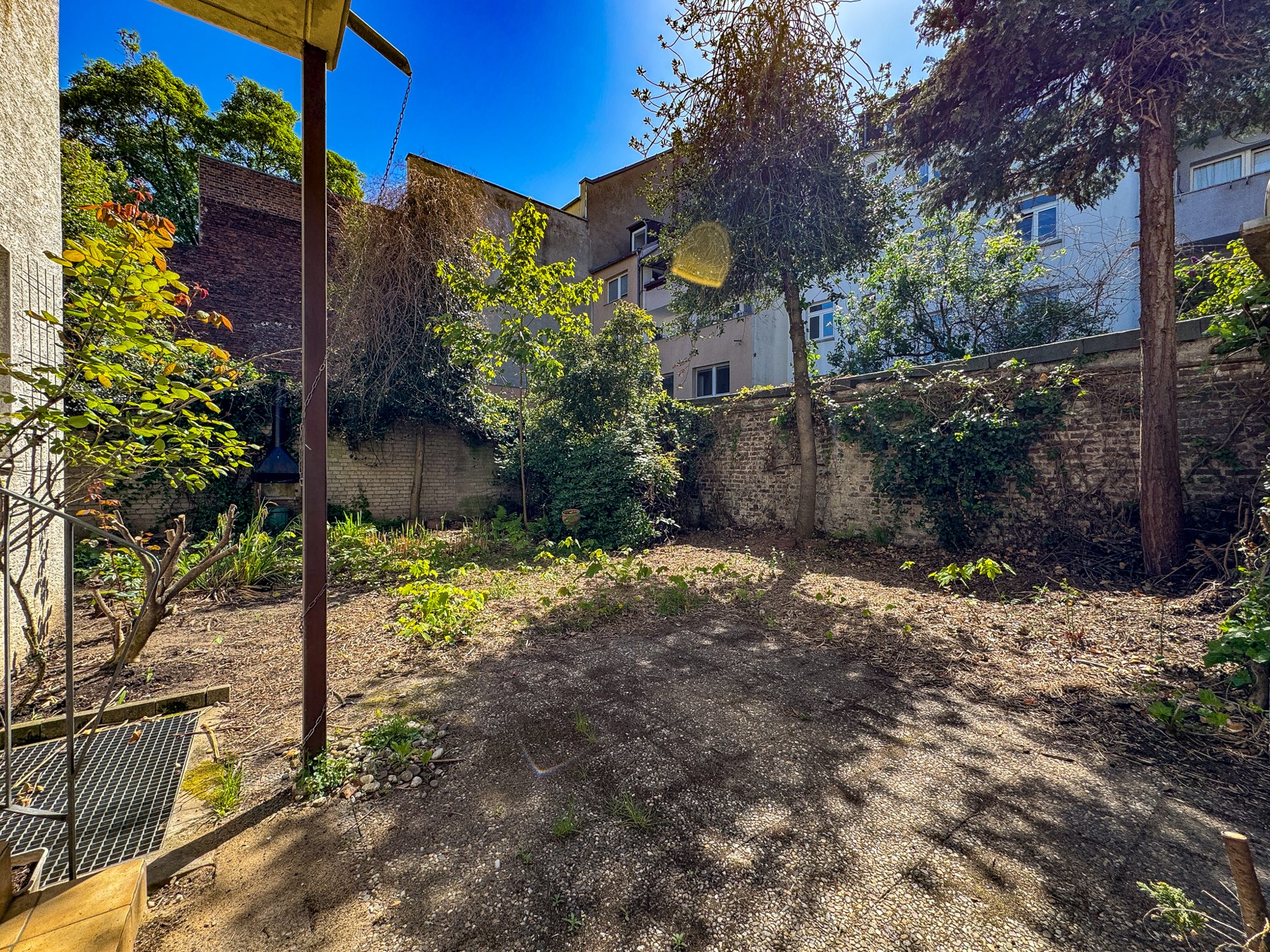 Immobilienangebot - Düsseldorf / Derendorf - Alle - Derendorf: Ihr neues Zuhause mit Gartenidylle – individuelle 2-Ebenen-Wohnung mit Potenzial
