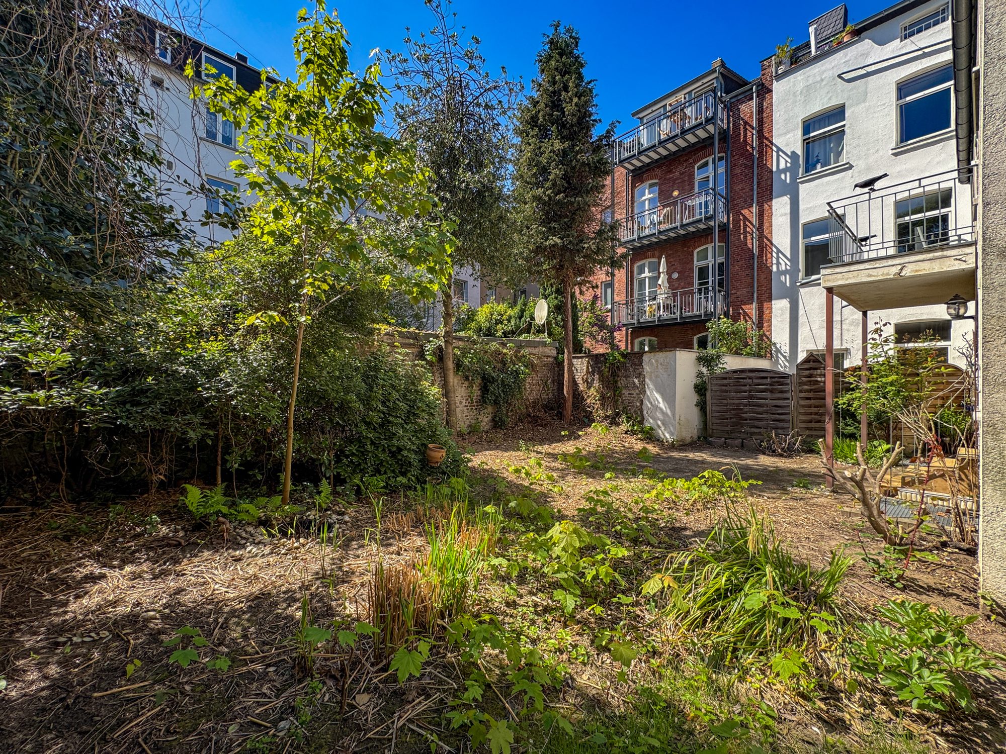 Immobilienangebot - Düsseldorf / Derendorf - Alle - Derendorf: Ihr neues Zuhause mit Gartenidylle – individuelle 2-Ebenen-Wohnung mit Potenzial