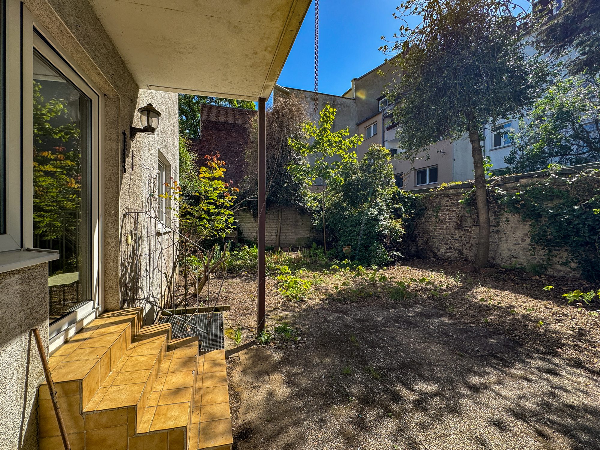 Immobilienangebot - Düsseldorf / Derendorf - Alle - Derendorf: Ihr neues Zuhause mit Gartenidylle – individuelle 2-Ebenen-Wohnung mit Potenzial